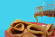 Photo : Crêpe au sirop d'érable fond bleu Crêpe au sirop d'érable fond bleu