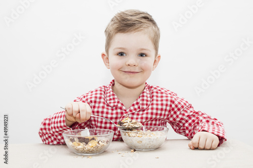 Photo: Junge frühstückt Müsli Junge frühstückt Müsli
