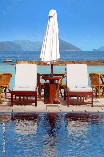 Photo: Piscine, mer et transats - Philippines Piscine, mer et transats - Philippines