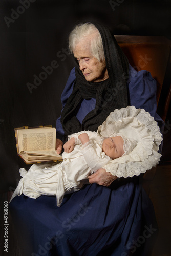 Photo: Lesestunde mit dem Baby Lesestunde mit dem Baby
