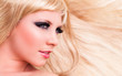 attraktive junge blonde Frau