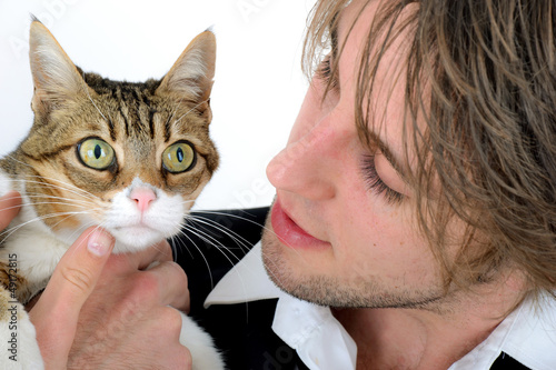 Photo: Portrait de chat avec jeune-homme Portrait de chat avec jeune-homme