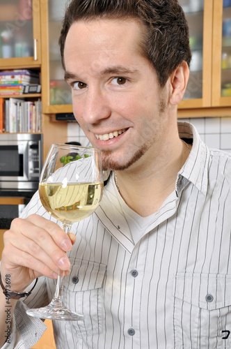 Photo: Junger Mann trinkt Weißwein Junger Mann trinkt Weißwein