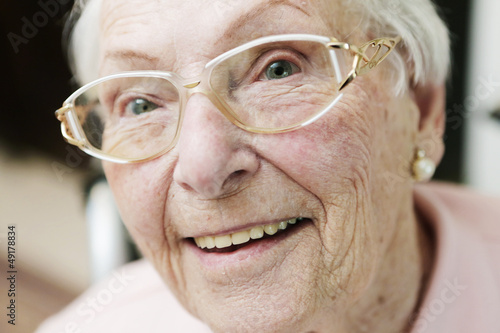 Photo: seniorin mit brille,porträt seniorin mit brille,porträt