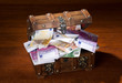 Foto: Kiste voll mit Geld Kiste voll mit Geld