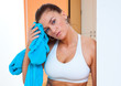 Foto: attractive woman in gym with towel attractive woman in gym with towel