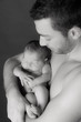 jeune papa et son bébé de 6 jours