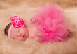 nouveau né en tutu rose