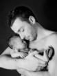Photo: jeune papa et son bébé de 6 jours jeune papa et son bébé de 6 jours