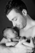 portrait d'un jeune papa et son bébé