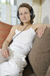 Foto: Junge Frau hört Musik und entspannt Junge Frau hört Musik und entspannt