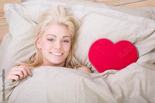 Photo: mädchen allein im bett mädchen allein im bett