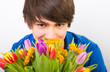 junger mann mit blumen