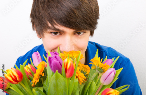 Photo: junger mann mit blumen junger mann mit blumen