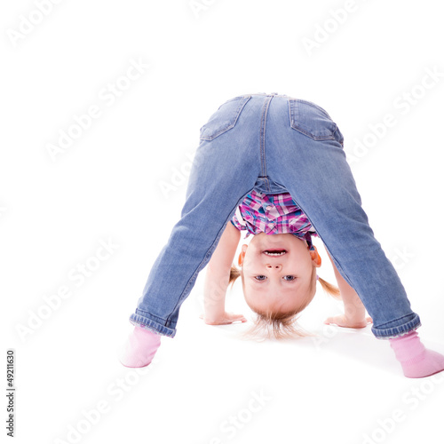 Photo: Mädchen schaut durch ihre Beine Mädchen schaut durch ihre Beine