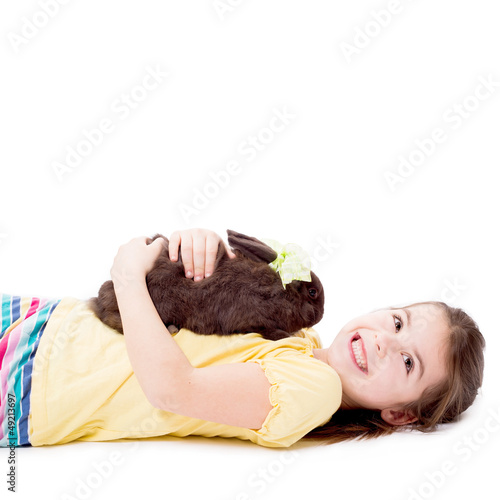 Photo: Mädchen kuschelt mit ihrem Häschen Mädchen kuschelt mit ihrem Häschen