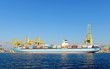 Containerschiff im Hafen 2