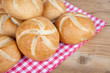 Brötchen auf Holz mit Tuch V