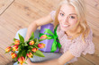 frau mit geschenk und blumen