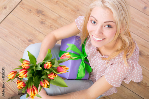Photo: frau mit geschenk und blumen frau mit geschenk und blumen