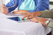 Senioren am Tablet Computer
