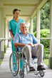 Senior im Rollstuhl mit Krankenpflegerin