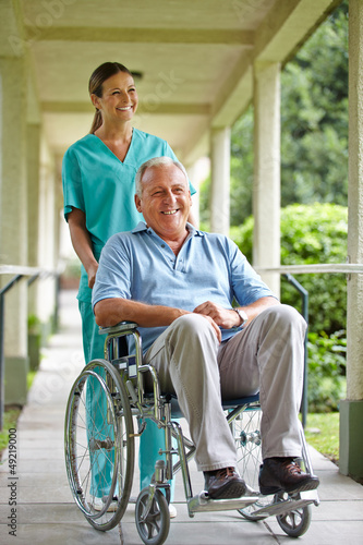 Photo: Senior im Rollstuhl mit Krankenpflegerin Senior im Rollstuhl mit Krankenpflegerin