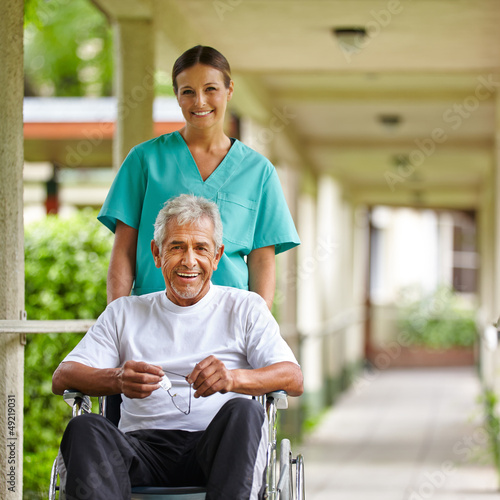 Photo: Senior im Rollstuhl im Altenheim Senior im Rollstuhl im Altenheim