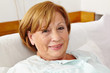 Zufriedene Seniorin im Schlafzimmer