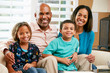 Foto: Portrait Of Family Sitting On Sofa Together Portrait Of Family Sitting On Sofa Together