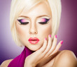 Foto: Beautiful woman with bright violet purple makeup Beautiful woman with bright violet purple makeup