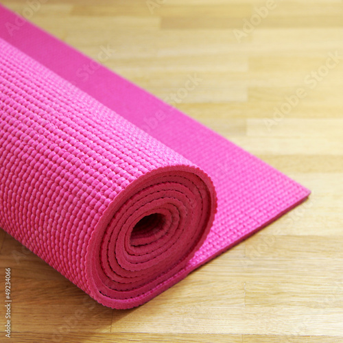 Photo: rosa yogamatte auf holzboden rosa yogamatte auf holzboden