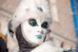 Carnevale di Venezia, donna in vestito e maschera bianca e nera