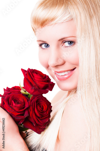 Photo: junge blonde Frau mit roten Rosen junge blonde Frau mit roten Rosen