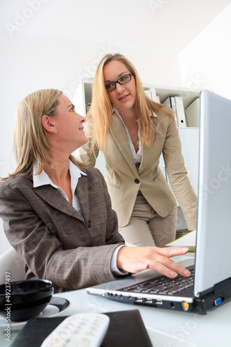 Photo: Frauen im Büro Frauen im Büro