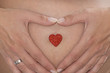 Babybauch mit Händen