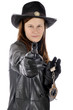 Junge Frau in Cowboy-Kostüm zielt mit Pistole