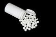 Pillendose mit schwarzem Hintergrund