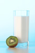 Rohe Kiwi und Milch