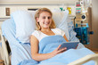 Foto: Teenage Female Patient In Hospital Bed With Digital Tablet Teenage Female Patient In Hospital Bed With Digital Tablet