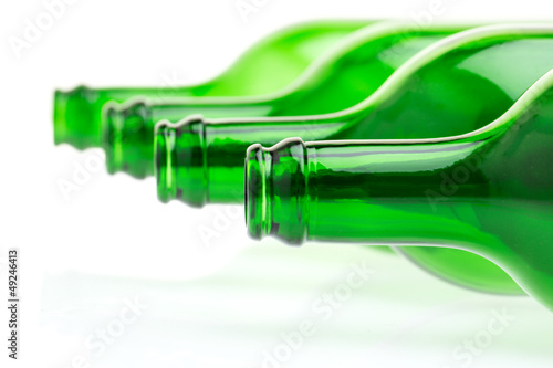 Photo: Liegende grüne Flaschen auf weißem Hintergrund Liegende grüne Flaschen auf weißem Hintergrund