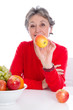 Foto: Ausgewogene Ernährung - Frau grauhaarig isoliert mit Obst Ausgewogene Ernährung - Frau grauhaarig isoliert mit Obst