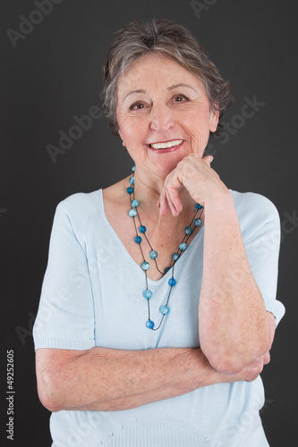 Photo: Portrait einer ältere Dame mit grauen Haaren Portrait einer ältere Dame mit grauen Haaren