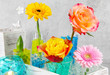 Farbenfrohe Tischdeko mit Blumen