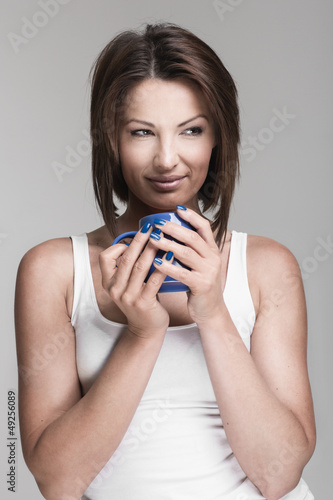 Photo: Hübsche Frau hält eine blaue Tasse Hübsche Frau hält eine blaue Tasse