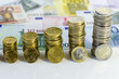 Geldsäulen von Euro-Münzen und Euro-Geldscheine