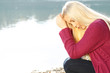 Einsame Frau sitzt am See - Depression