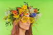 Foto: Woman in a stripes sunglasses and wreath of flower Woman in a stripes sunglasses and wreath of flower