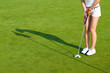 Foto: Frau auf dem Golfplatz Frau auf dem Golfplatz