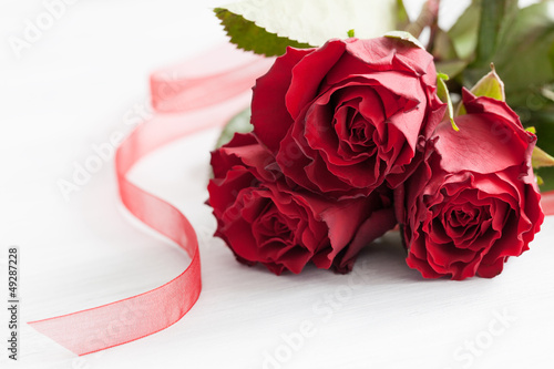 Photo: rote Rosen und Band rote Rosen und Band
